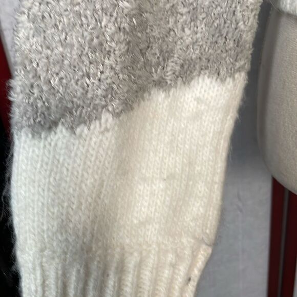 3/$20 Abercrombie & Fitch Gray & White Geometric Cropped Sweater (Size: XS) - Picture 10 of 13